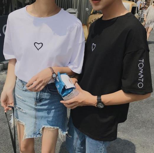情侣装黑白破洞短袖T恤：打造夏日清凉文艺范