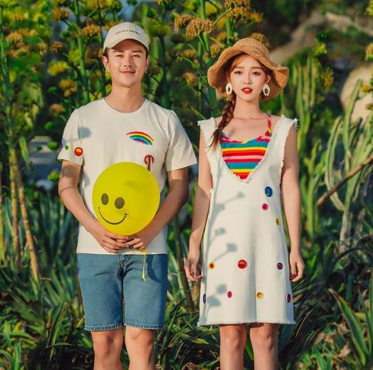 情侣装黑白破洞短袖T恤：打造夏日清凉文艺范