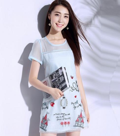 木耳边刺绣直筒裙怎么搭配：减龄彰显夏日小清新