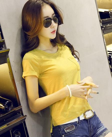 糖果色弹力背带裤搭配：时尚背带裤彰显青春活力