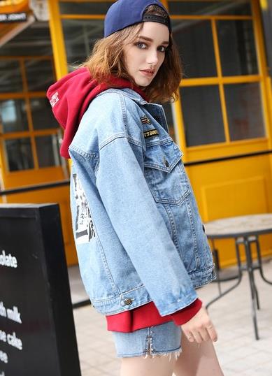 休闲字母刺绣宽松牛仔外套:打造甜美小家碧玉范 休闲字母刺绣宽松牛仔外套:打造甜美小家碧玉范