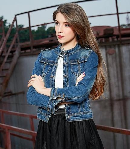 休闲字母刺绣宽松牛仔外套:打造甜美小家碧玉范 休闲字母刺绣宽松牛仔外套:打造甜美小家碧玉范