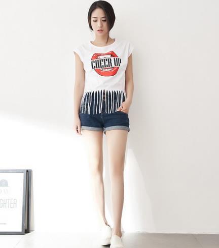 短裤搭配高腰套头流苏T恤：轻松打造大长腿（图）