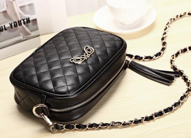 印花斜挎单肩包怎么搭配：5款搭出文雅贤淑的气质