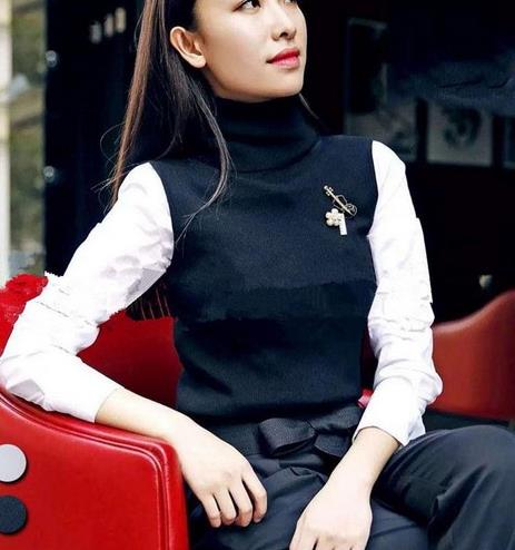 高领无袖羊绒针织背心搭配：彰显秋日温婉典雅