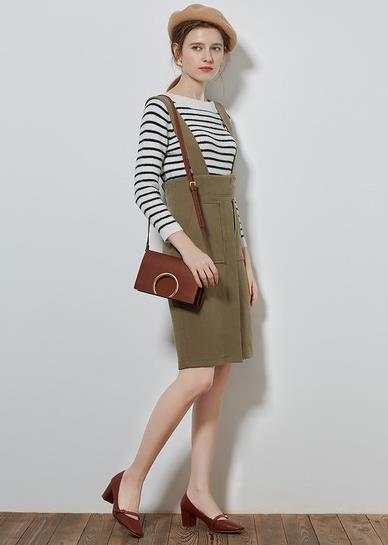 针织衫搭配蕾丝拼接针织半身裙:演绎优雅与性感 针织衫搭配蕾丝拼接针织半身裙:演绎优雅与性感