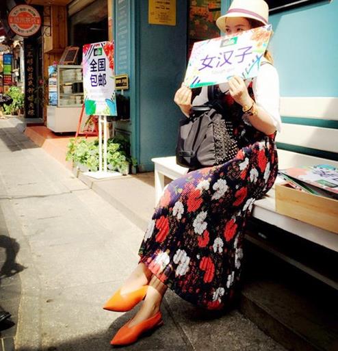 阔腿裤搭配真皮系带平底小白鞋：时尚小白鞋推荐