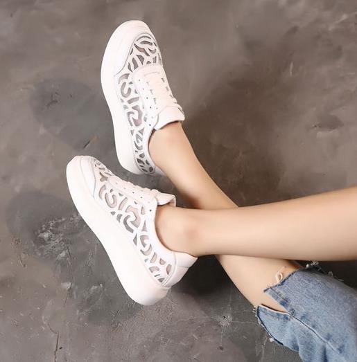 阔腿裤搭配真皮系带平底小白鞋：时尚小白鞋推荐