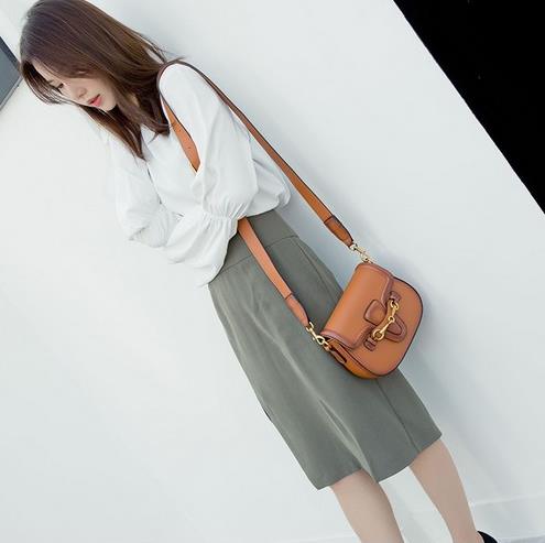 手提吊环马鞍包怎么搭配：时尚百搭手提包推荐