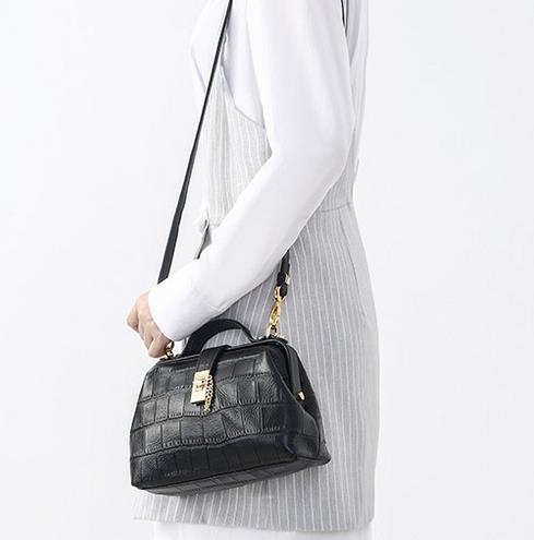 手提吊环马鞍包怎么搭配：时尚百搭手提包推荐