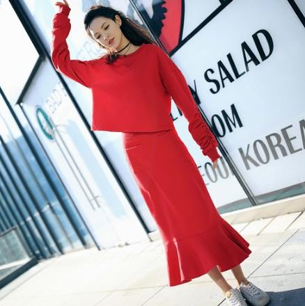 单鞋搭配百褶喇叭裤两件套：简洁而不简单（图）