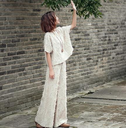 单鞋搭配百褶喇叭裤两件套：简洁而不简单（图）