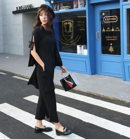 单鞋搭配百褶喇叭裤两件套：简洁而不简单（图）