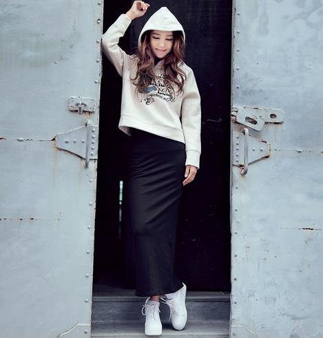 小白鞋搭配包臀长裙卫衣两件套：演绎青春活力