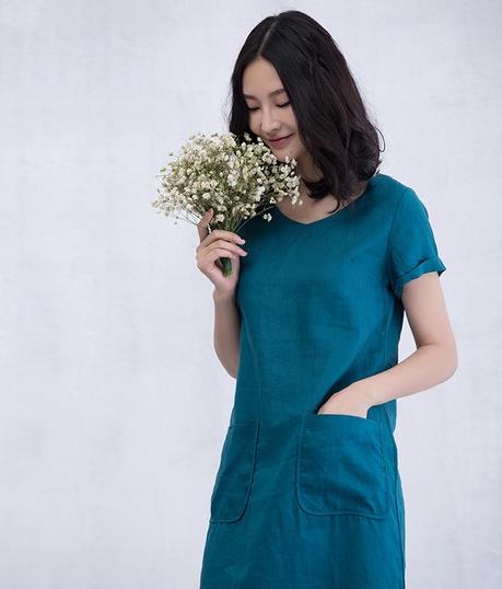 牛仔半身裙搭配立领格子衬衫：演绎夏日清新学院风