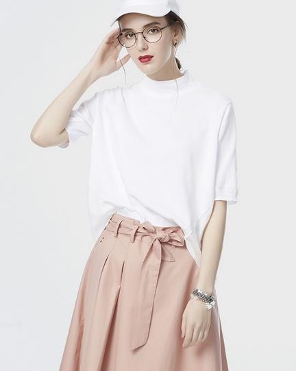 牛仔半身裙搭配立领格子衬衫：演绎夏日清新学院风