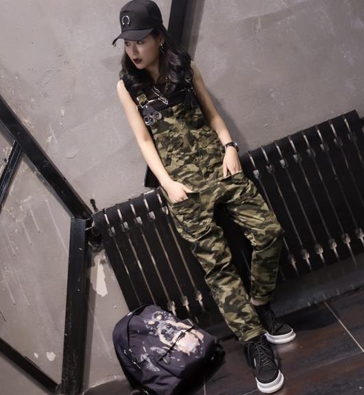 松糕鞋搭配背带阔腿牛仔九分裤：玩转轻盈俏皮风