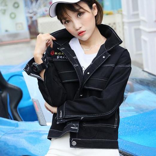 小脚裤搭配修身七分袖印花衬衫：塑造知性优雅魅力