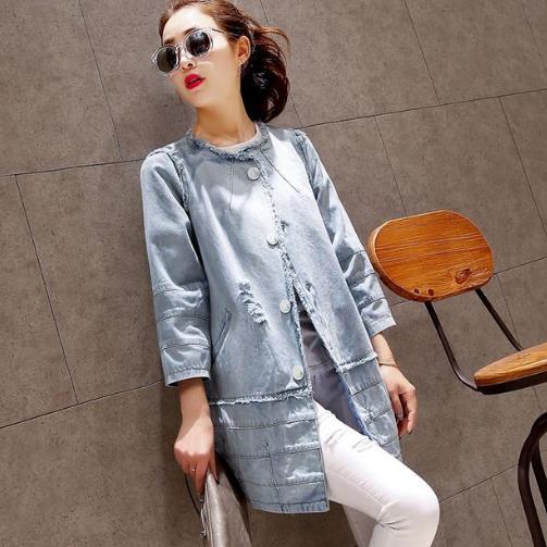 小脚裤搭配修身七分袖印花衬衫：塑造知性优雅魅力