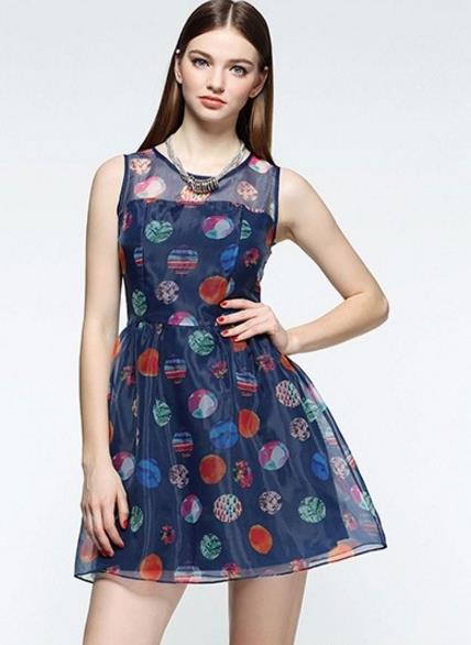 雪纺上衣搭配碎花百褶短裙：清新减龄短裙推荐