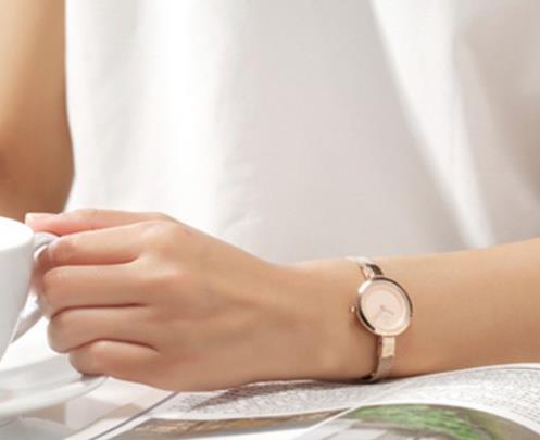 圆盘宽带白色腕表搭配:经典简约腕表分享(图) 圆盘宽带白色腕表搭配:经典简约腕表分享(图)