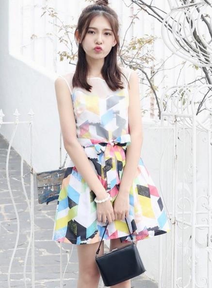 欧根纱立领连衣裙搭配：演绎梦幻多情的公主风