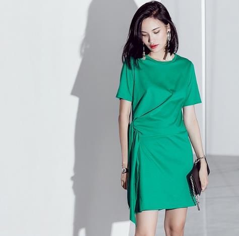 侧边绑带短袖T恤裙搭配：5款搭出时髦甜美范儿