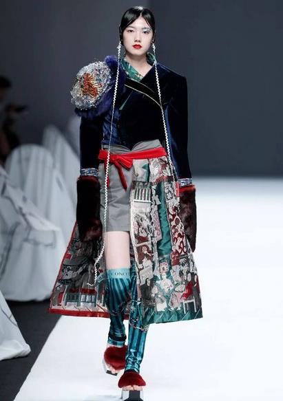 露肩上衣搭配条纹半身裙：5款显高显瘦推荐(图)