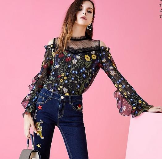 牛仔裤搭配木耳边印花长袖衫:甜美可爱衬衫分享 牛仔裤搭配木耳边印花长袖衫:甜美可爱衬衫分享
