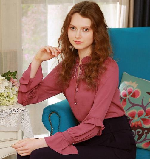 牛仔裤搭配木耳边印花长袖衫：甜美可爱衬衫分享