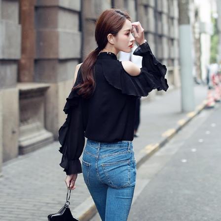 荷叶边露肩长袖衫怎么搭配：时尚唯美仙气十足