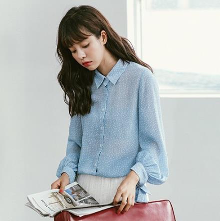 荷叶边露肩长袖衫怎么搭配：时尚唯美仙气十足