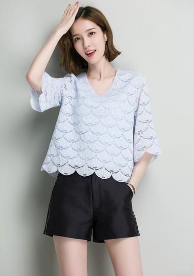 短裙搭配高腰镂空七分袖蕾丝衫：释放夏日魅力