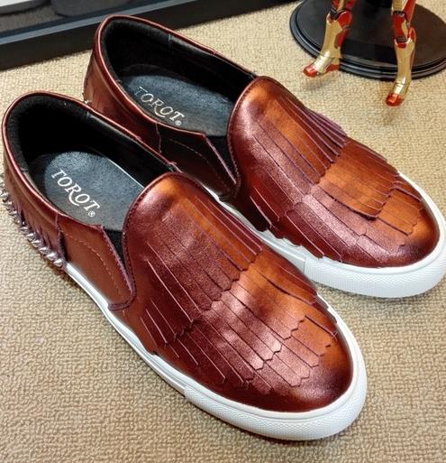 休闲平底鞋搭配：5款打造秋日优雅英伦风（图