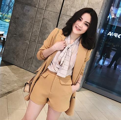 短裤搭配双排扣西装薄外套：休闲时尚又有范儿