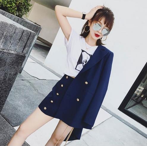 短裤搭配双排扣西装薄外套：休闲时尚又有范儿