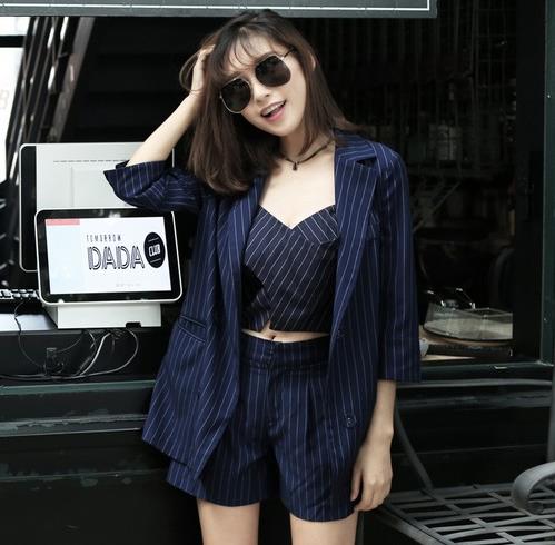 短裤搭配双排扣西装薄外套：休闲时尚又有范儿