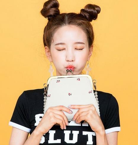 简约帆布单肩包搭配:时尚单肩包搭出文艺小清新 简约帆布单肩包搭配:时尚单肩包搭出文艺小清新