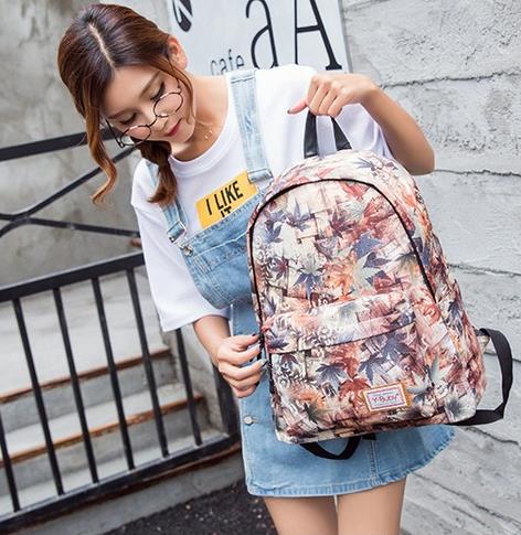 简约帆布单肩包搭配：时尚单肩包搭出文艺小清新