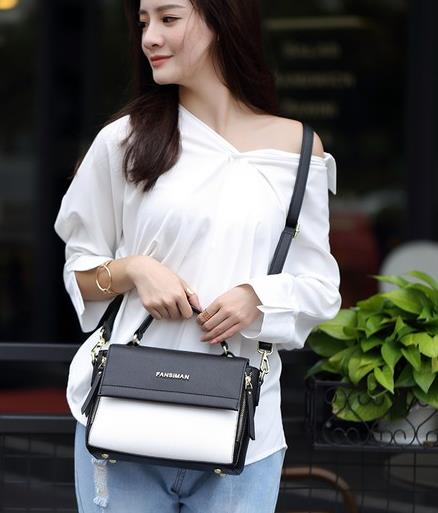 简约帆布单肩包搭配：时尚单肩包搭出文艺小清新