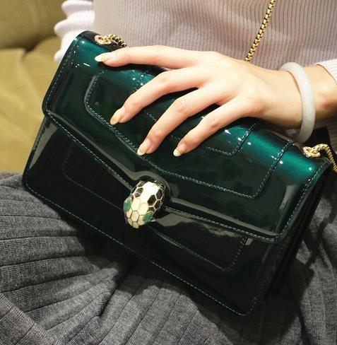 明星款搭扣链条小方包:突显青春时髦链条包推荐 明星款搭扣链条小方包:突显青春时髦链条包推荐