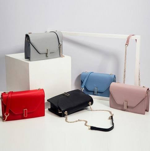 明星款搭扣链条小方包：突显青春时髦链条包推荐