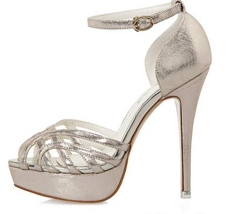 一字扣职业细跟凉鞋搭配：彰显优雅时尚女人味儿