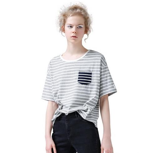 牛仔半身裙搭配条纹T恤：5款T恤打造青春复古风