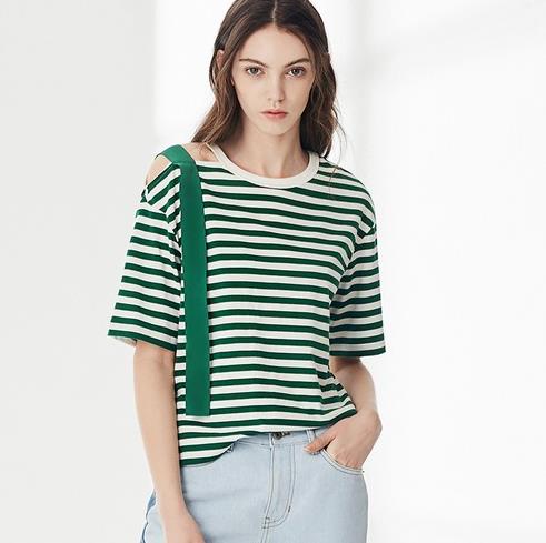 牛仔半身裙搭配条纹T恤：5款T恤打造青春复古风