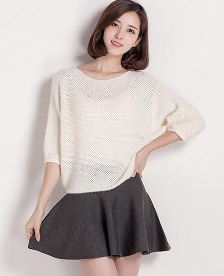 背心裙搭配蝙蝠袖镂空针织衫：性感时尚针织衫推荐