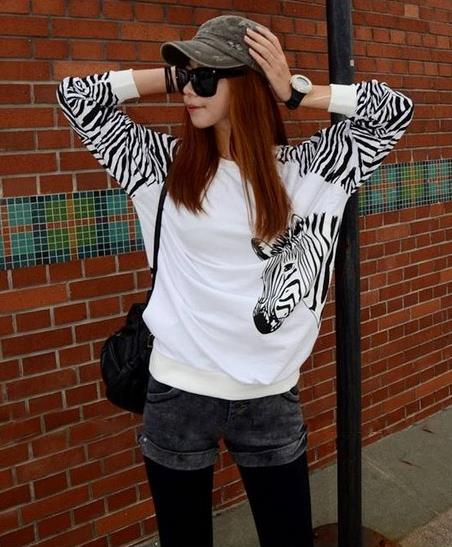 背心裙搭配蝙蝠袖镂空针织衫：性感时尚针织衫推荐