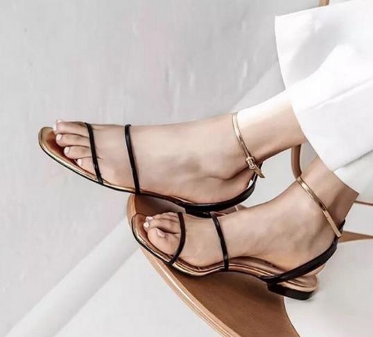 平底凉鞋的几种搭配：5款凉鞋演绎自然田园风