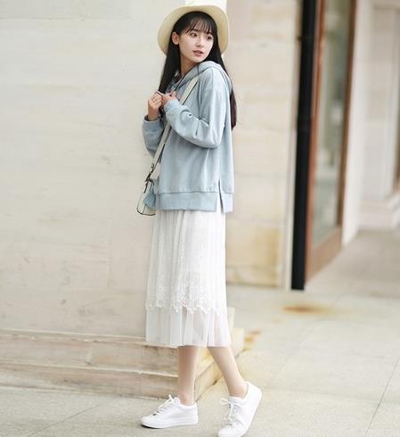 长裤搭配个性开口长袖卫衣:青春减龄卫衣推荐 长裤搭配个性开口长袖卫衣:青春减龄卫衣推荐