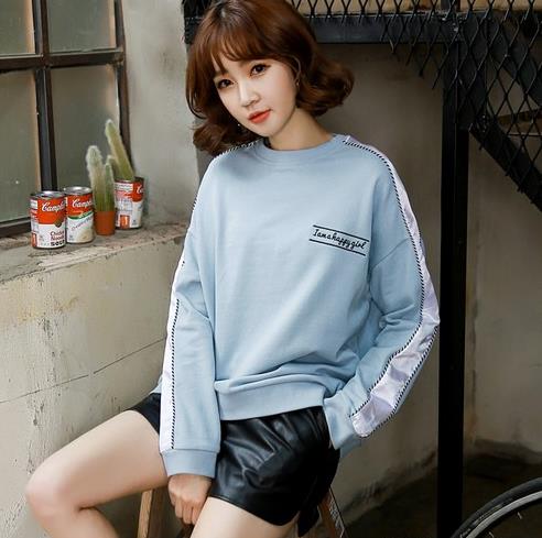 长裤搭配个性开口长袖卫衣：青春减龄卫衣推荐